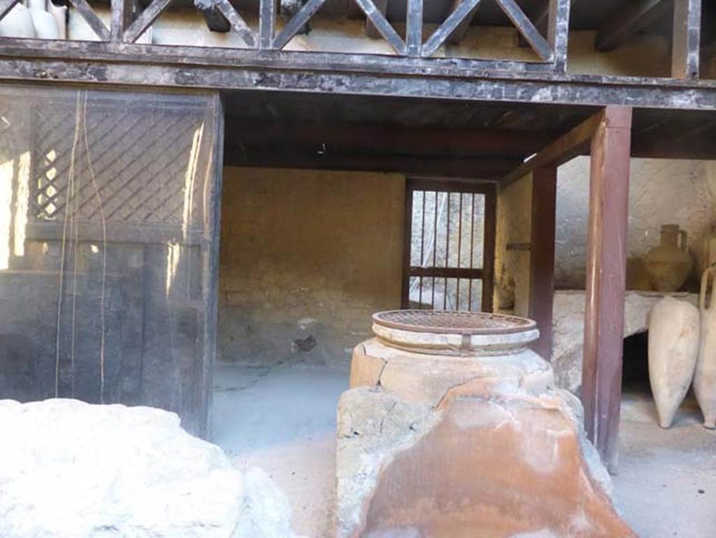Ins. V 6, Herculaneum, September 2015. Looking east across dolia in counter.